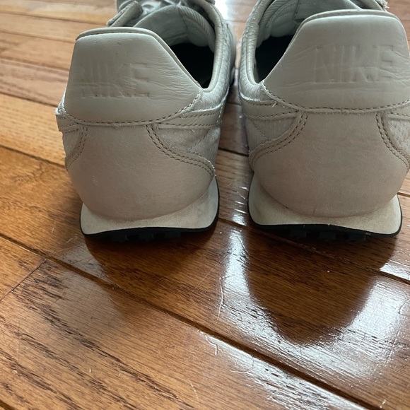 Classic Nike women’s running sneakers - Picture 5 of 9